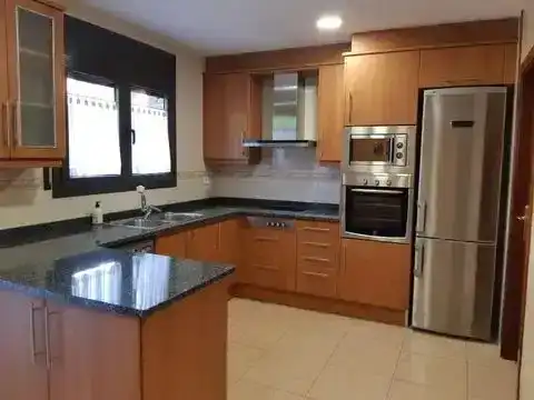 Cuina de Casa adosada en venda en Campdevànol amb Balcó