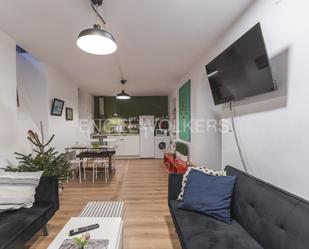 Sala d'estar de Apartament en venda en  Madrid Capital amb Piscina