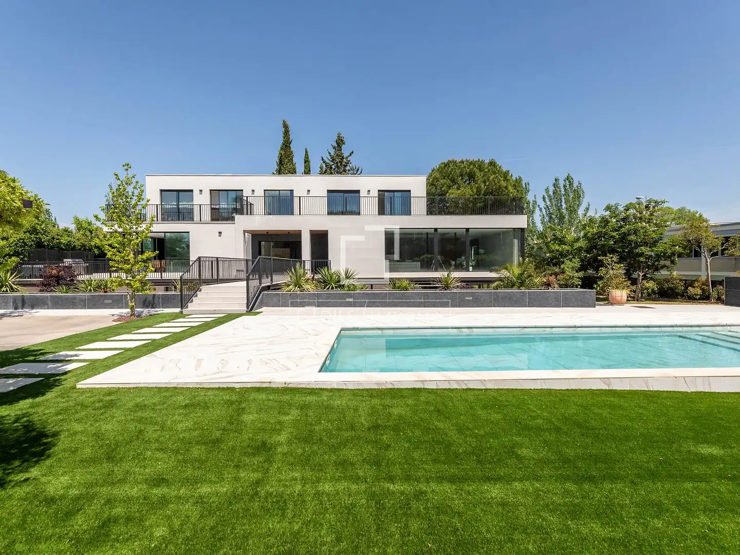 Vista exterior de Casa o xalet en venda en Majadahonda amb Aire condicionat, Calefacció i Jardí privat