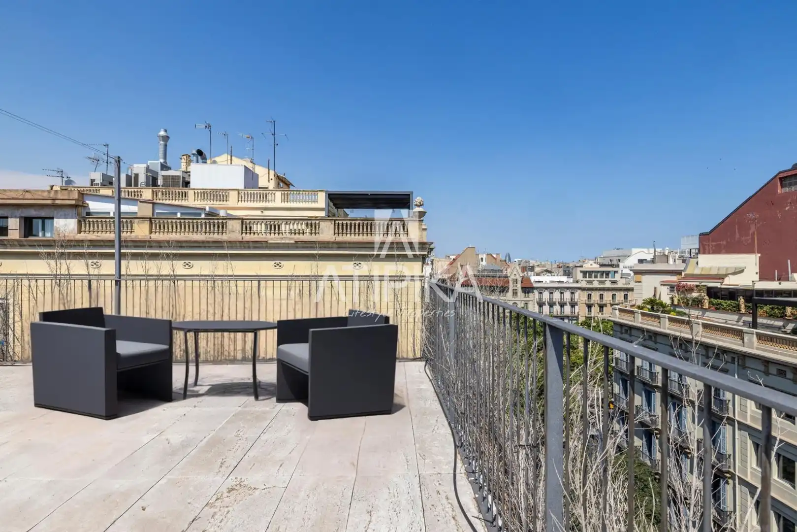 Terrasse von Dachboden zur Miete in Barcelona mit Klimaanlage, Terrasse und Ofen