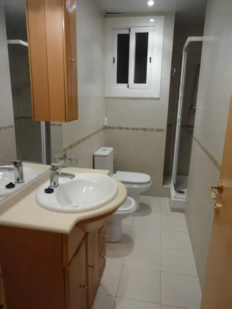 Badezimmer von Wohnung zum Verkauf in Barcelona mit Terrasse, Ofen und Mikrowelle