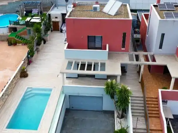 Vista exterior de Casa o xalet en venda en Els Pallaresos amb Aire condicionat, Piscina i Balcó