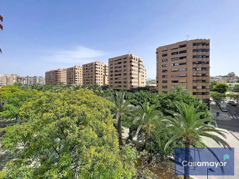 Vista exterior de Pis en venda en Alicante / Alacant amb Jardí privat, Terrassa i Traster