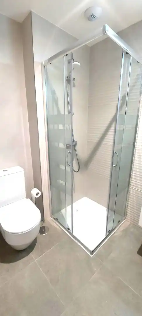 Baño de Piso de alquiler en Vigo  con Calefacción, Parquet y Trastero