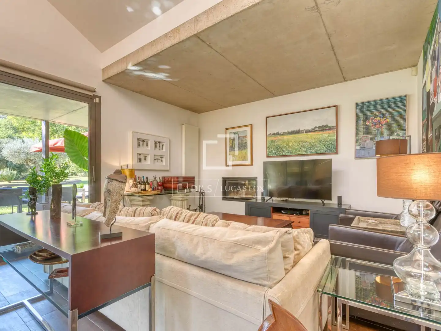 Sala de estar de Finca rústica en venta en Boadella i les Escaules con Calefacción, Jardín privado y Terraza