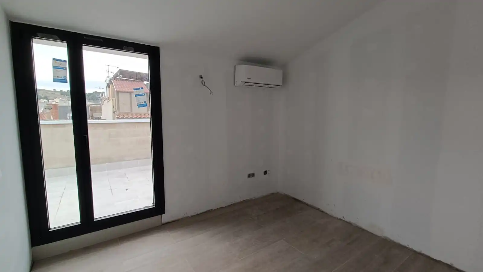 Schlafzimmer von Dachboden zum Verkauf in Terrassa mit Heizung, Terrasse und Ofen