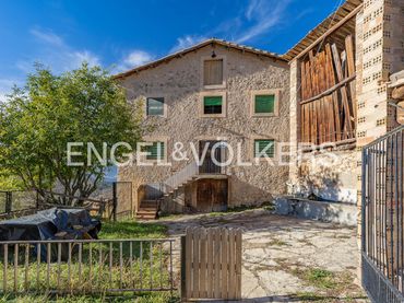 Casa rustica con balcone in vendita a Sant Julià de Cerdanyola