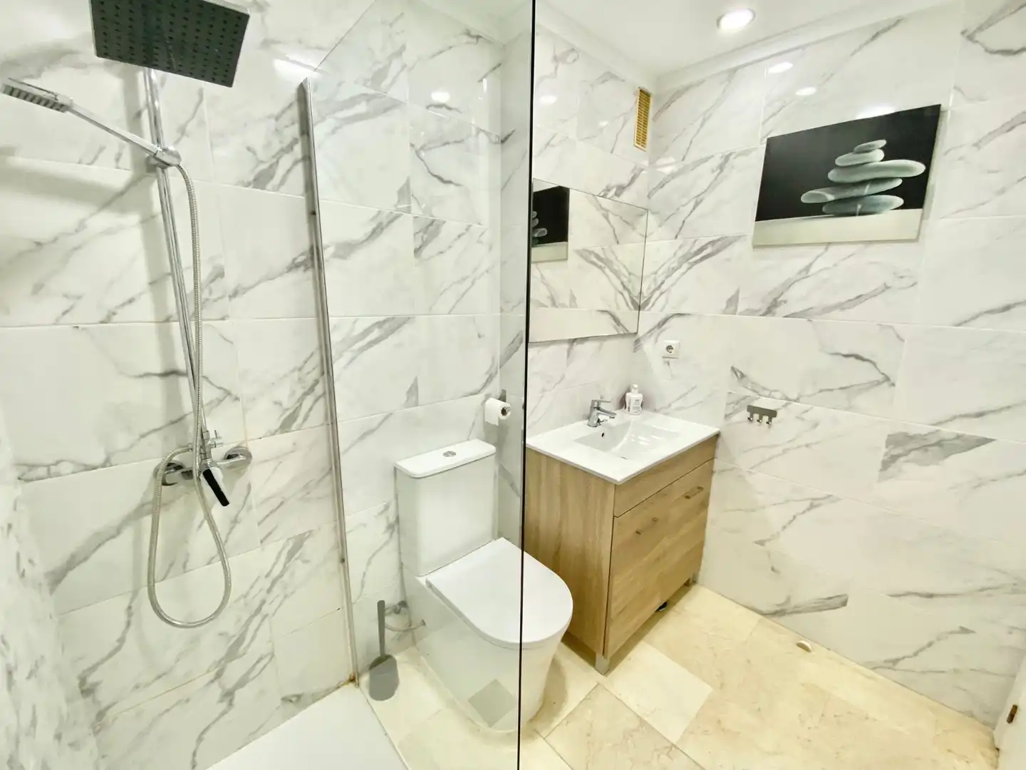 Baño de Estudio de alquiler en Torrevieja con Aire acondicionado, Calefacción y Amueblado