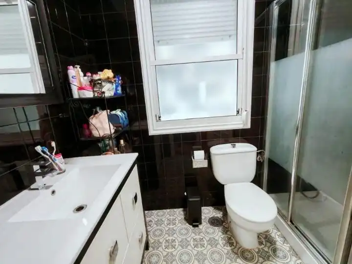 Badezimmer von Wohnung zum Verkauf in Vigo  mit Heizung, Möbliert und Balkon