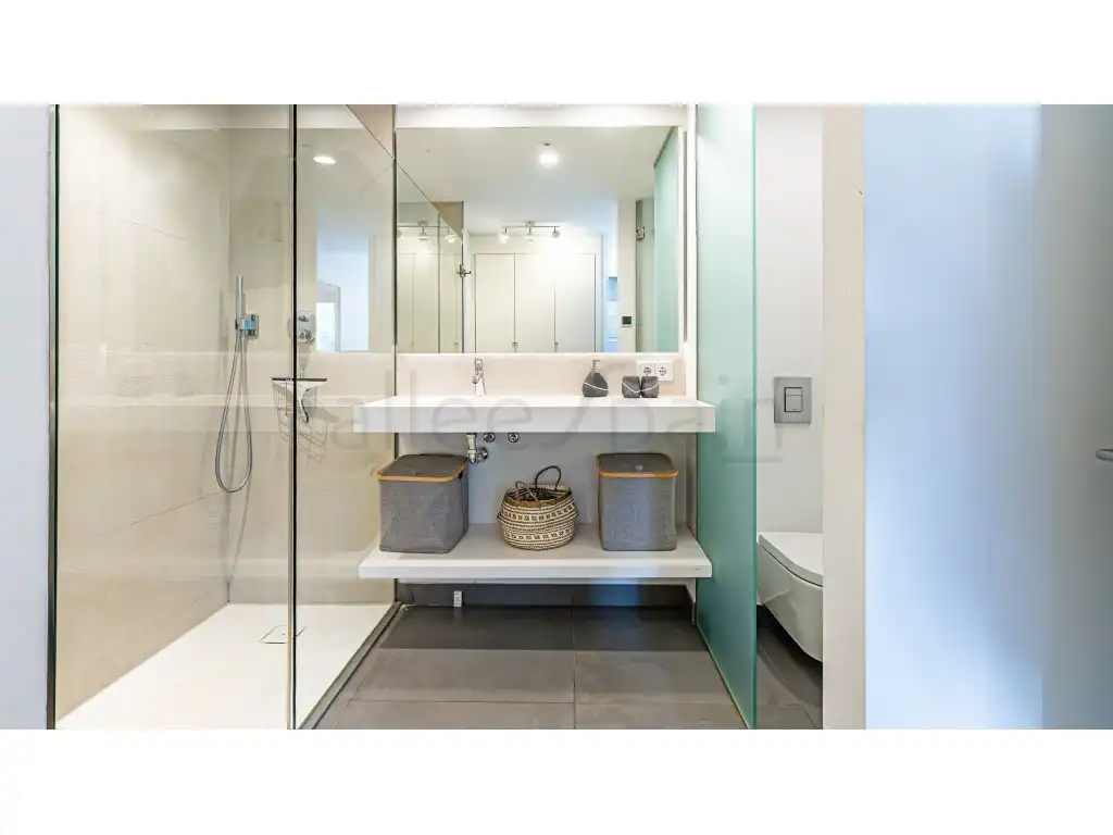 Bany de Apartament en venda en Fuengirola amb Jardí privat, Moblat i Piscina comunitària