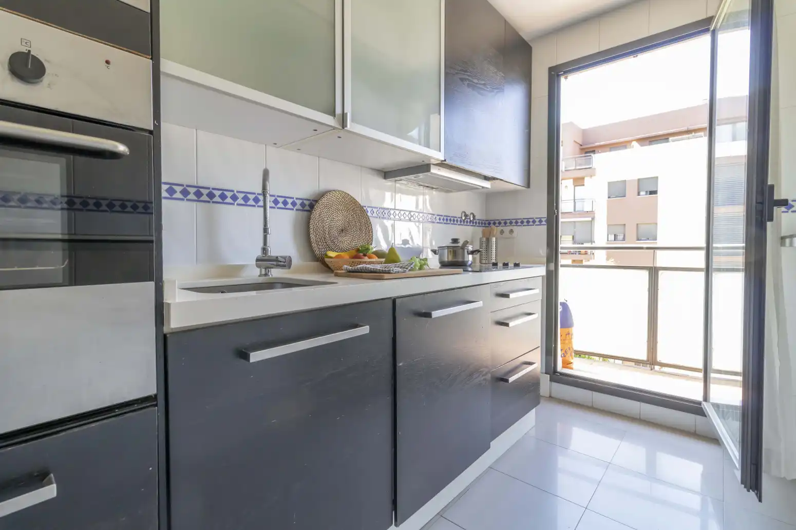 Küche von Wohnung zum Verkauf in Mairena del Aljarafe mit Klimaanlage, Privatgarten und Terrasse