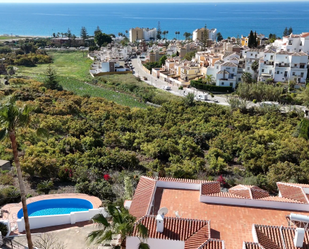 Vista exterior de Casa o xalet en venda en Nerja amb Aire condicionat, Terrassa i Piscina