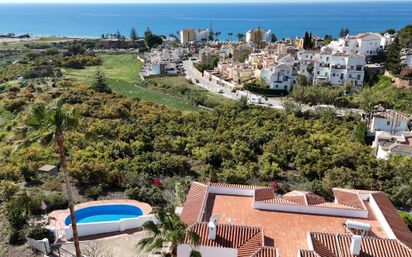 Vista exterior de Casa o xalet en venda en Nerja amb Aire condicionat, Jardí privat i Terrassa