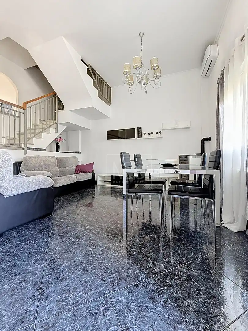 Sala d'estar de Casa adosada en venda en Las Gabias amb Aire condicionat