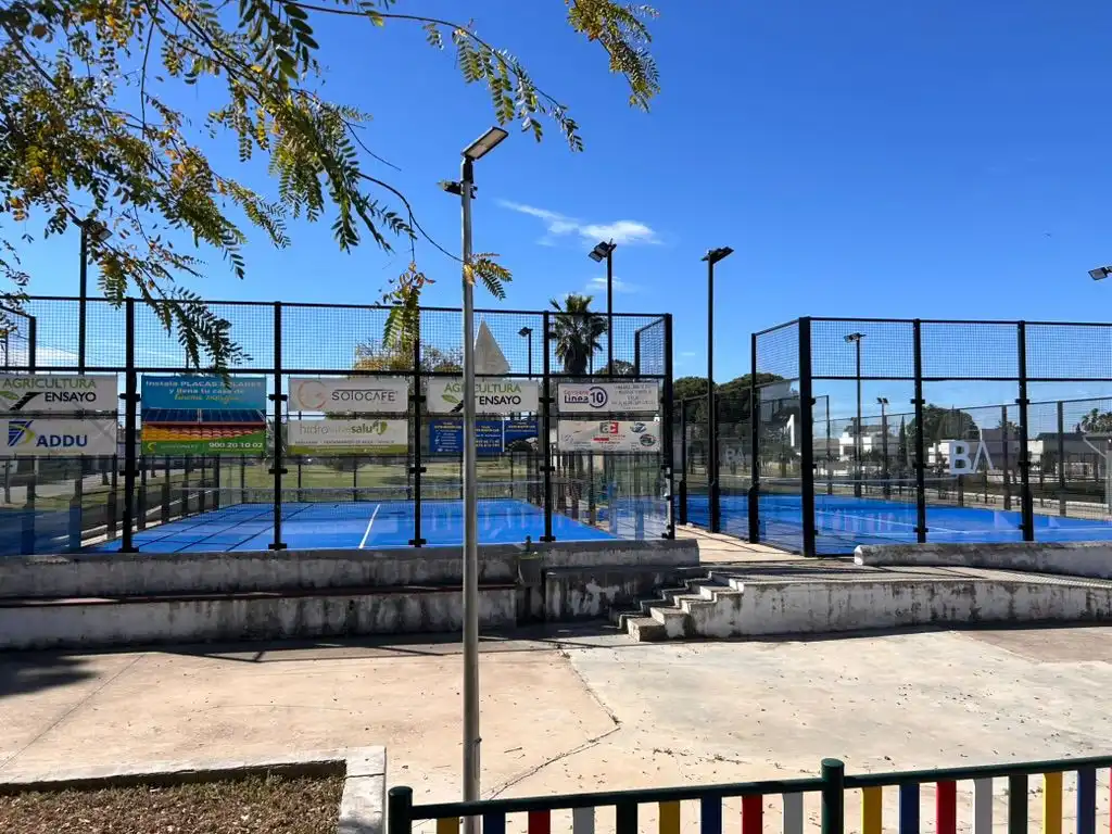 Vista exterior de Casa o xalet en venda en Alcalá de Guadaira amb Aire condicionat, Jardí privat i Traster