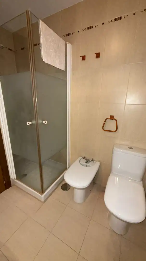 Bany de Casa o xalet en venda en Villa del Prado amb Aire condicionat, Calefacció i Jardí privat