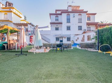 Casa amb balcó en venda a Calle Abetos