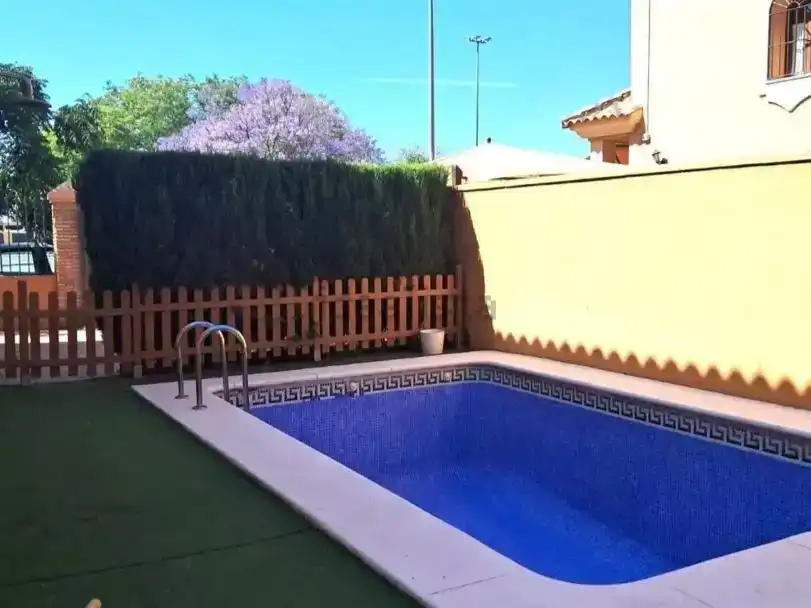 Piscina de Pis en venda en La Rinconada amb Aire condicionat i Piscina