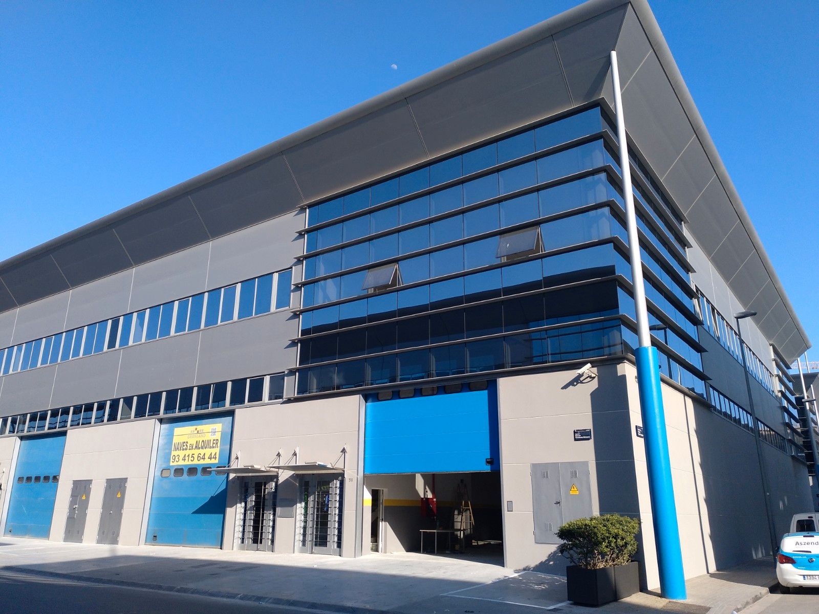 Vista exterior de Nau industrial de lloguer en Badalona amb Alarma