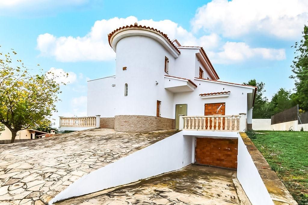 Vista exterior de Casa o xalet en venda en Altafulla amb Jardí privat, Piscina i Alarma