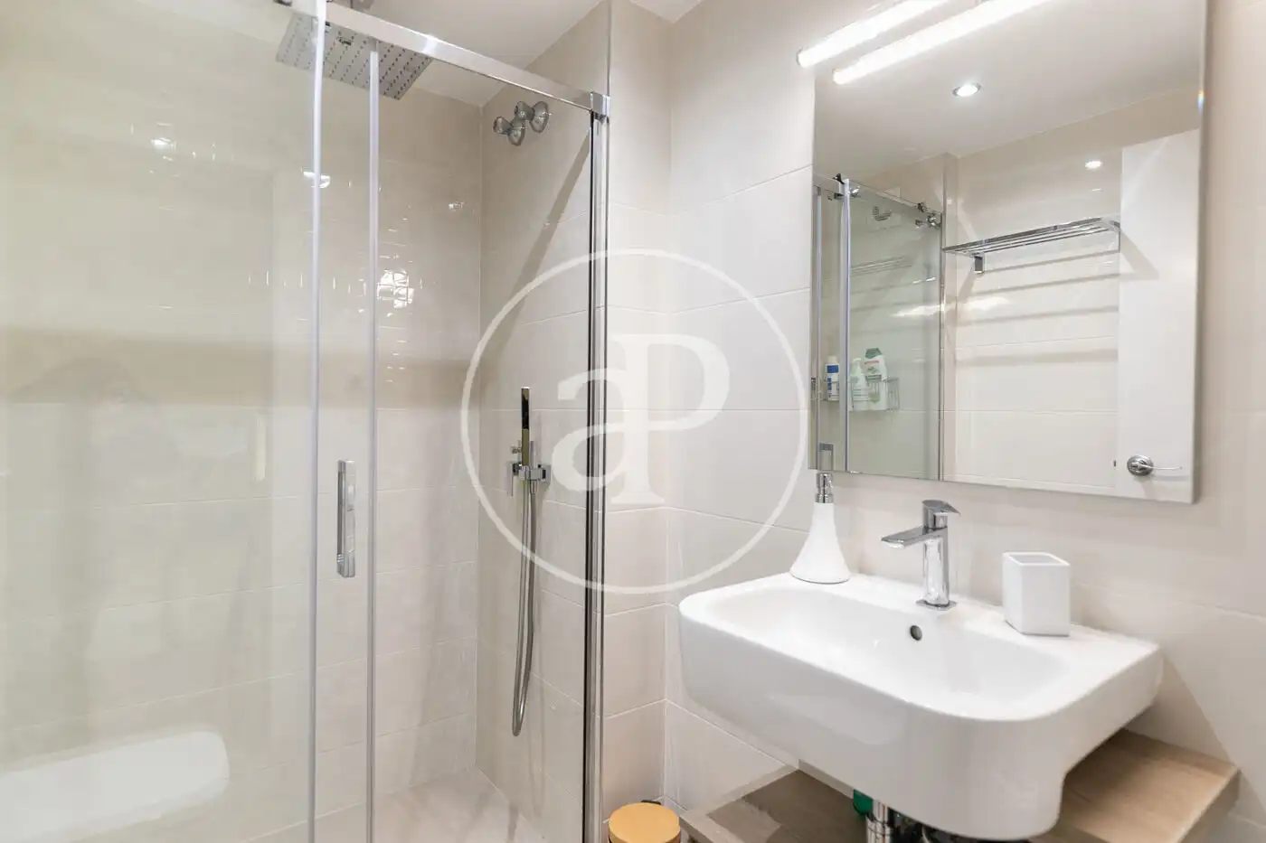 Badezimmer von Maisonette zum Verkauf in Barcelona mit Klimaanlage, Heizung und Terrasse