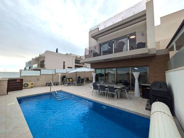 Xalet amb piscina en venda a Villamartín