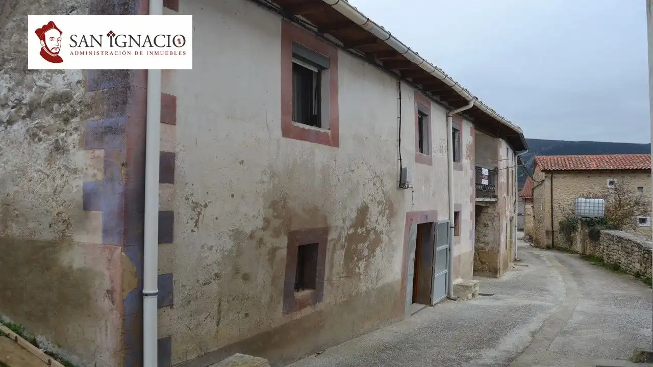 Vista exterior de Finca rústica en venda en Merindad de Valdivielso amb Calefacció, TV i Balcó