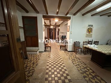 Casa rústica amb balcó en venda a El Palomar