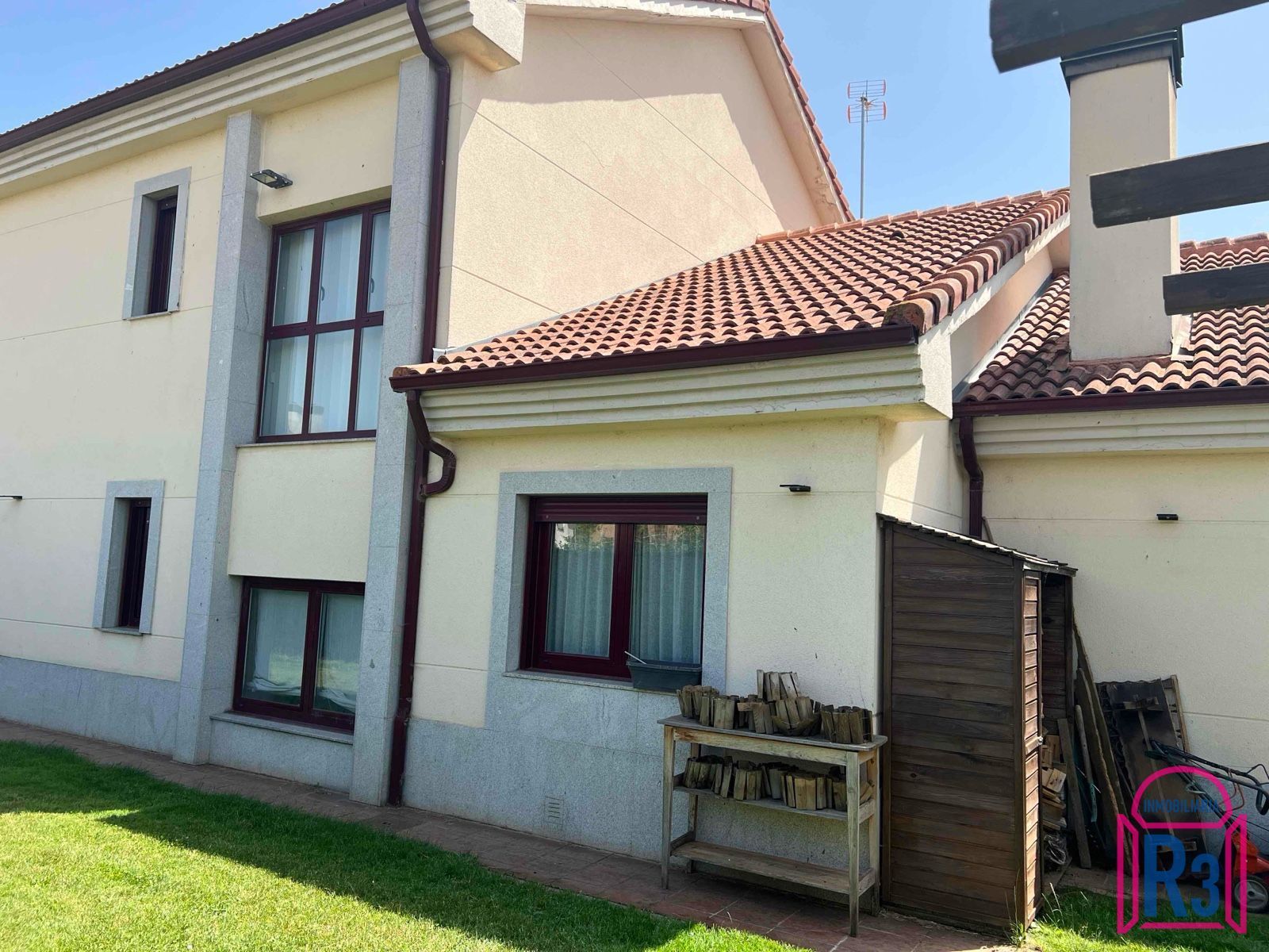 Vista exterior de Casa o xalet en venda en Villaquilambre amb Calefacció i Traster