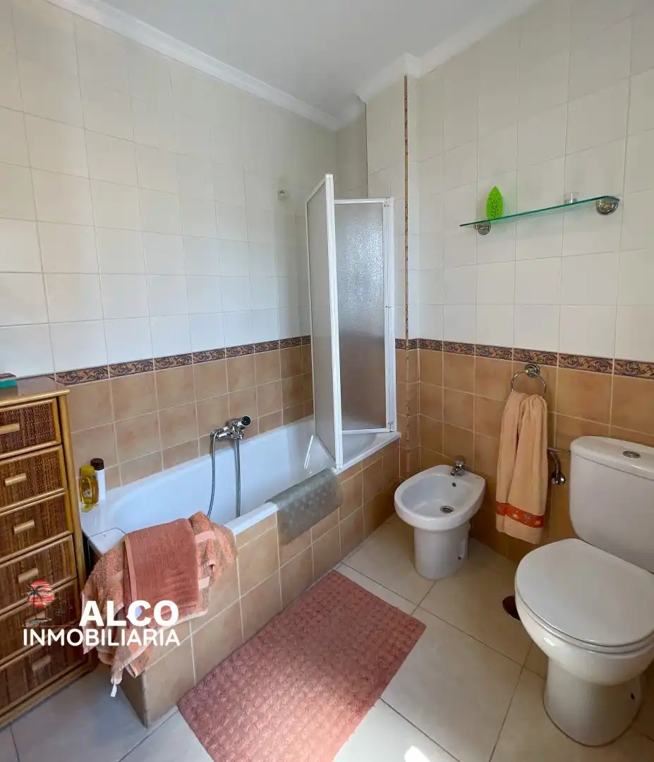 Bany de Casa o xalet en venda en Torrox amb Aire condicionat, Terrassa i Piscina