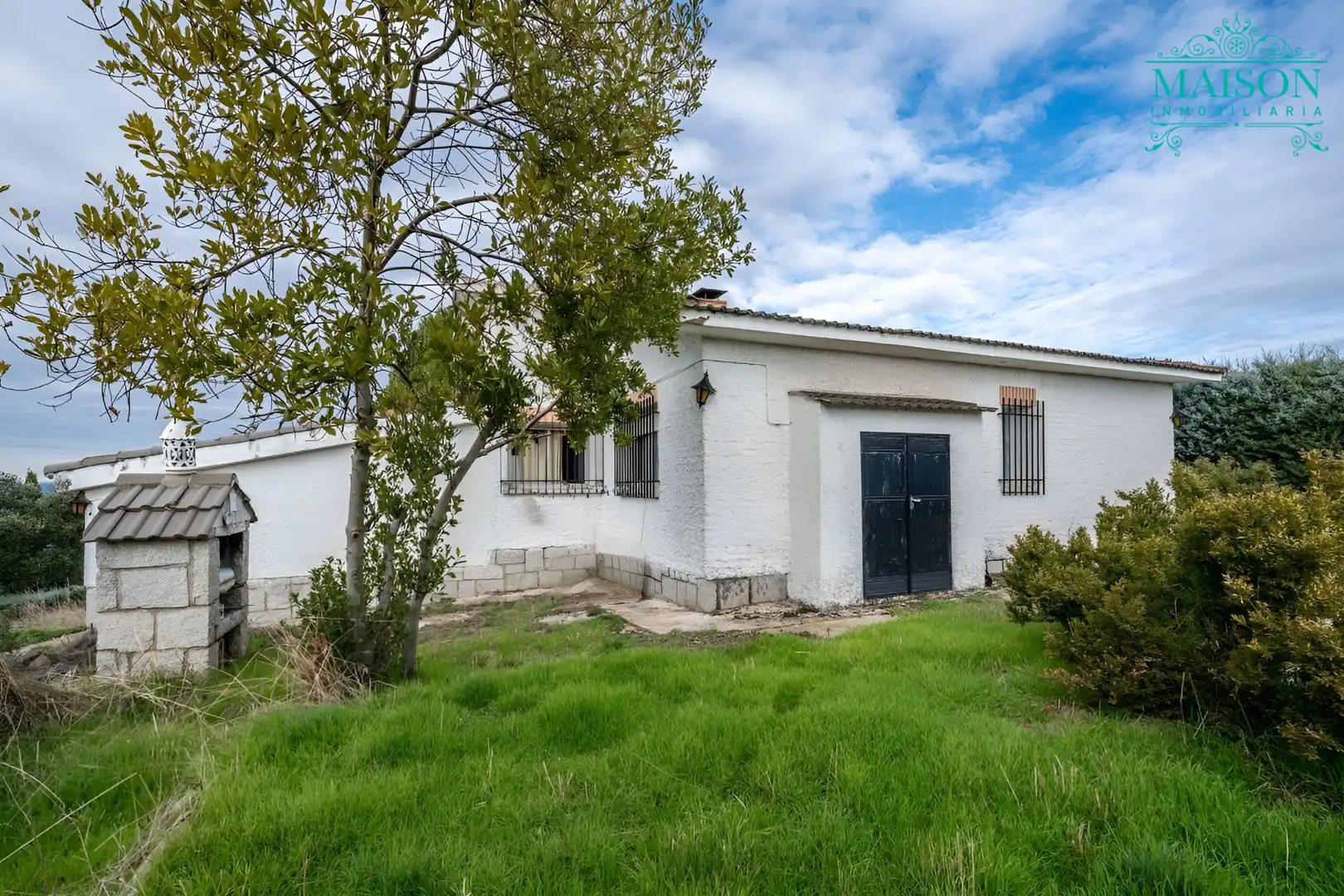 Vista exterior de Casa o xalet en venda en El Casar amb Calefacció, Jardí privat i Piscina