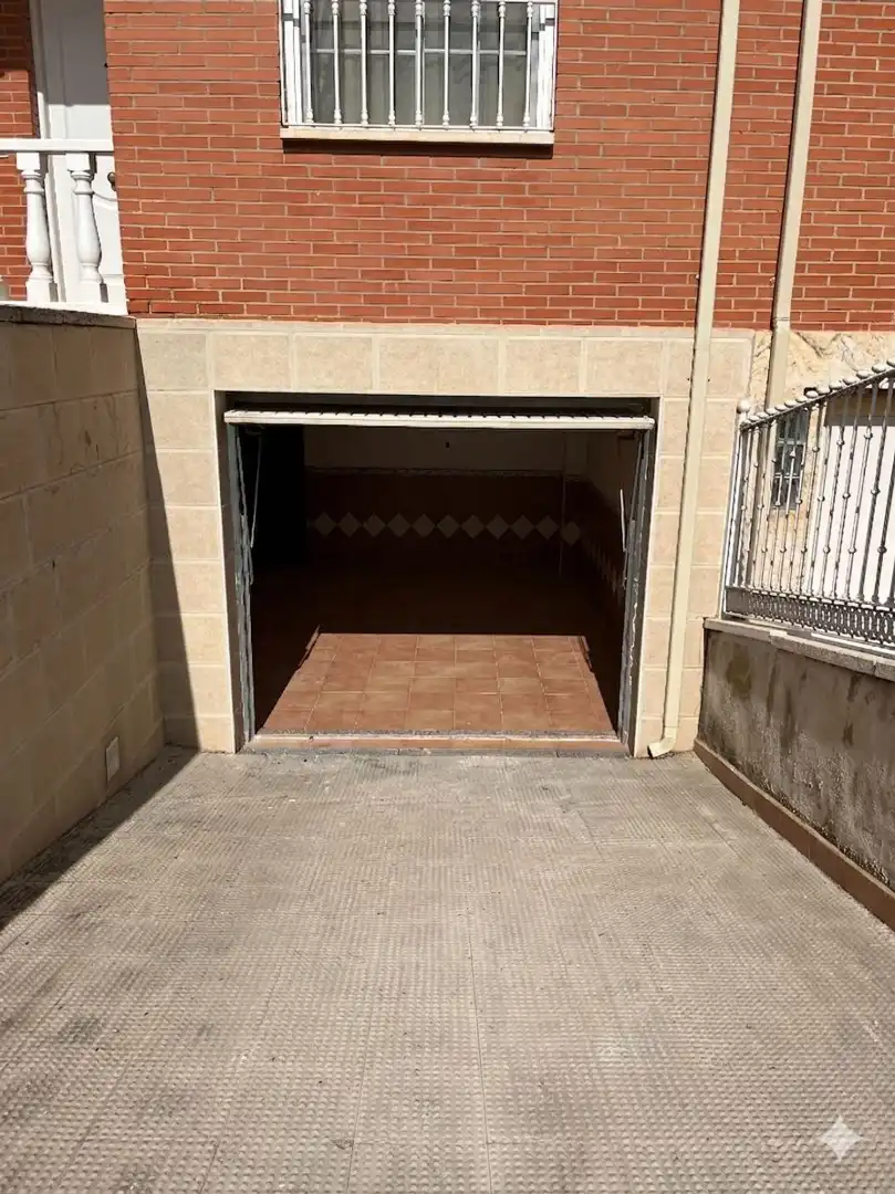 Parking de Casa adosada en venta en Ciudad Real con Aire acondicionado, Calefacción y Terraza