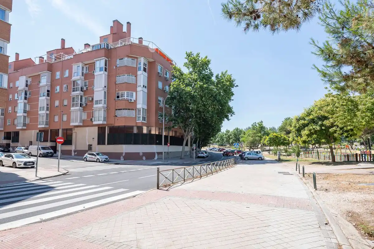 Vista exterior de Planta baixa en venda en Madrid amb Aire condicionat, Calefacció i Jardí privat