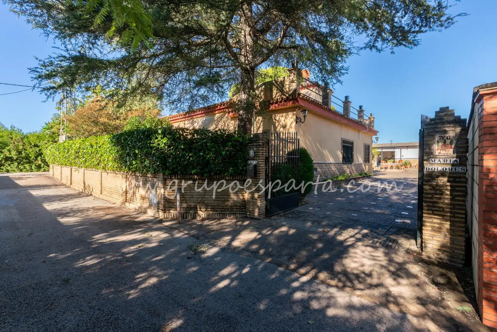 Vista exterior de Casa o xalet en venda en Espartinas amb Aire condicionat, Jardí privat i Terrassa