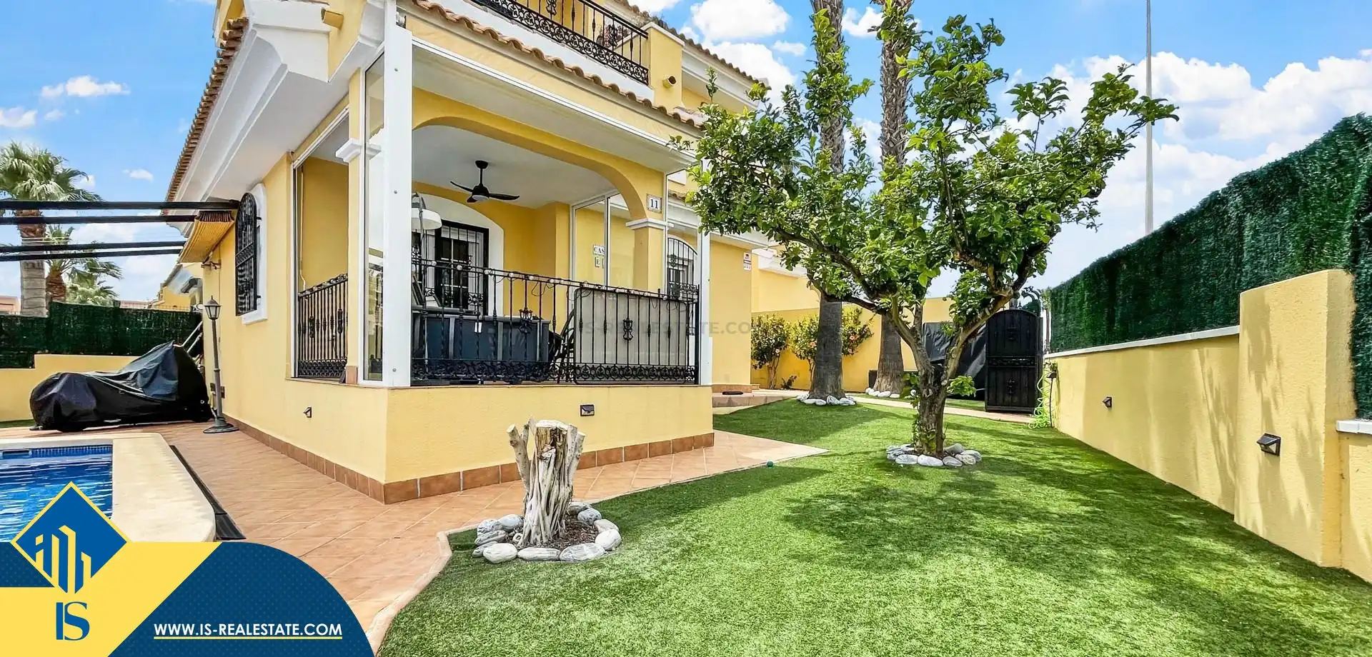 Detached house with garden for sale in Orihuela Costa