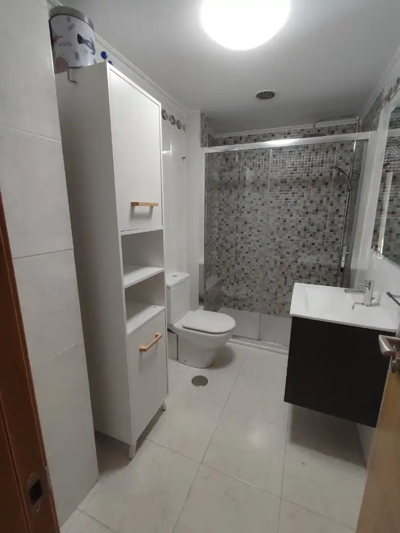 Baño de Piso de alquiler en A Coruña Capital  con Calefacción, Parquet y Trastero