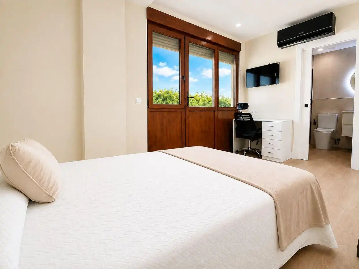 Habitación de Casa o chalet de alquiler en Torrelavega  con Calefacción, Terraza y Amueblado