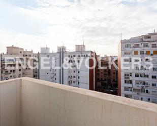 Vista exterior de Àtic de lloguer en  Valencia Capital amb Aire condicionat, Terrassa i Balcó