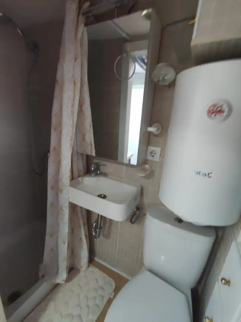 Badezimmer von Dachboden zum Verkauf in Plasencia mit Klimaanlage, Terrasse und Möbliert