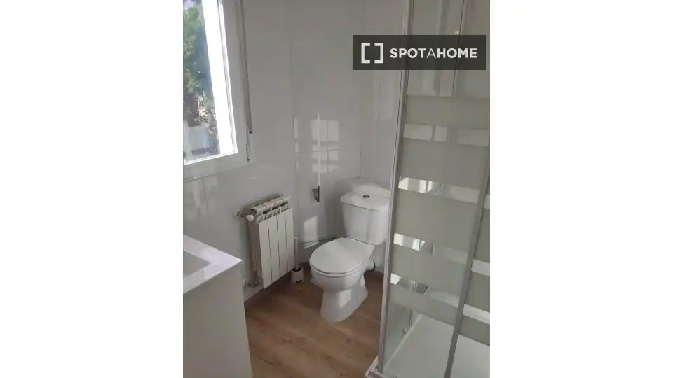 Bathroom of Flat for rent in Madrid  with Air Conditioner, Heating and Furnished
