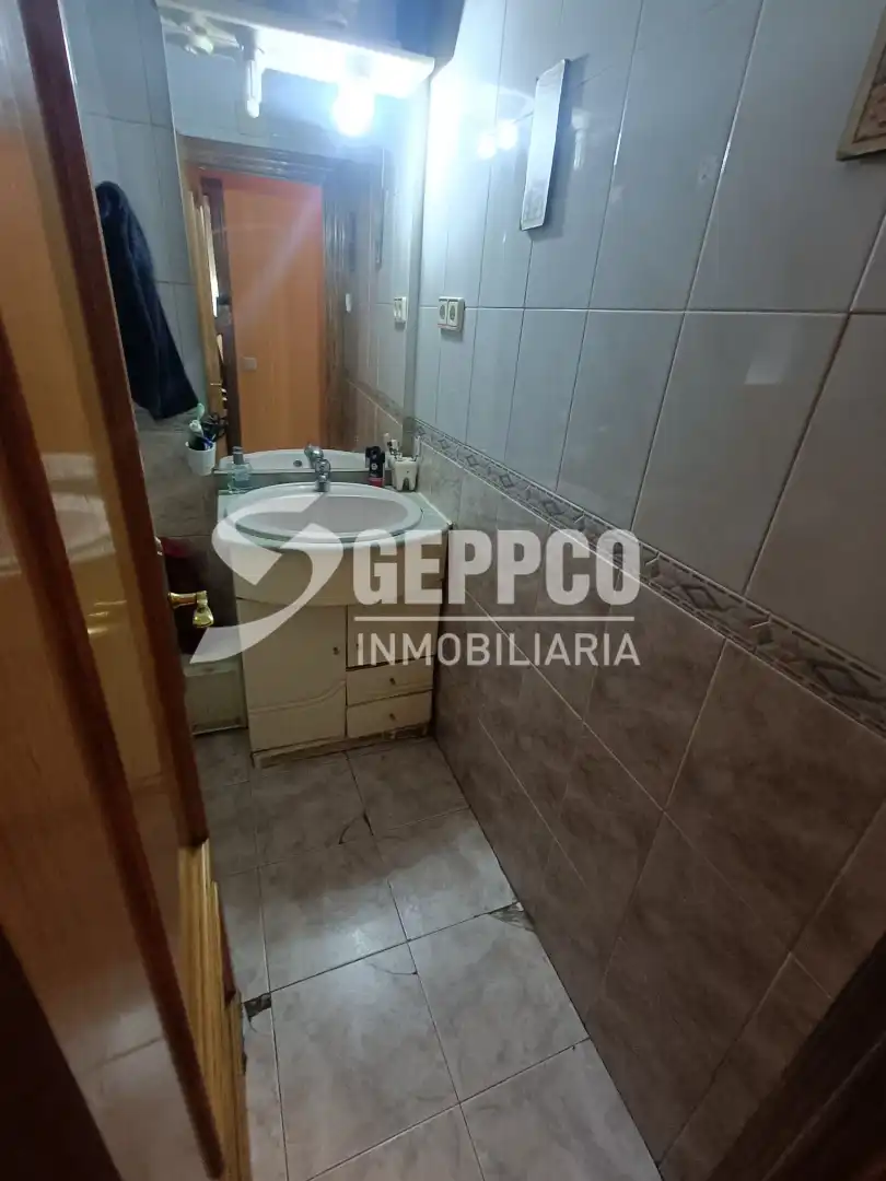 Pis en venda a Apóstol Santiago