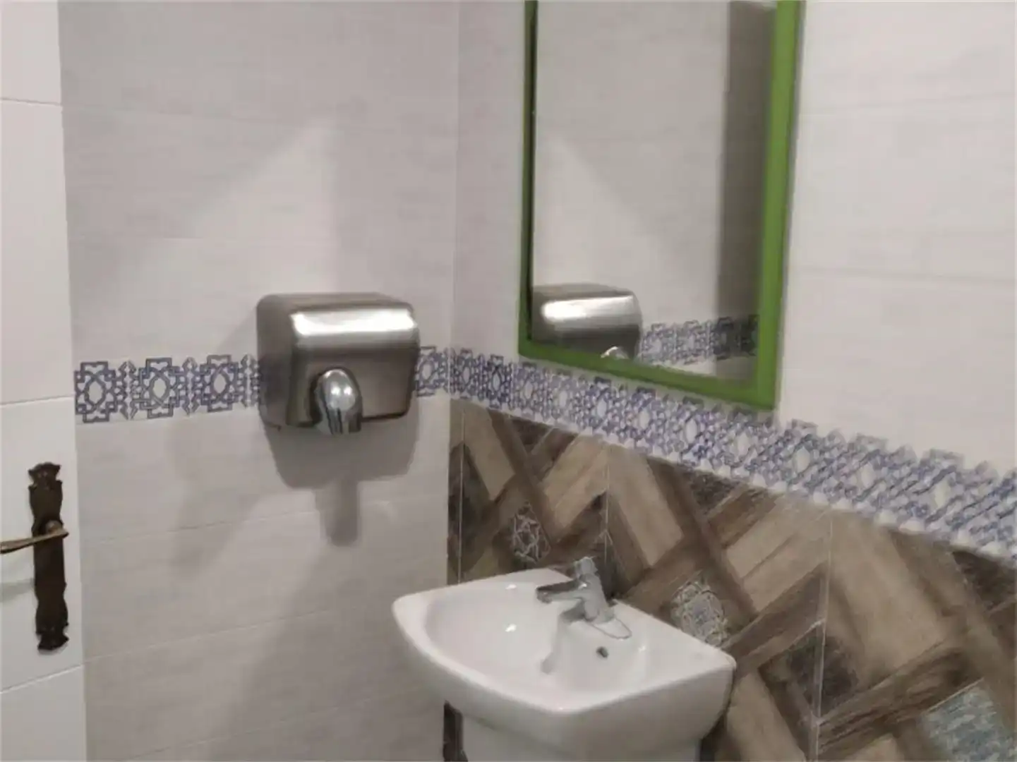 Badezimmer von Geschaftsraum zum Verkauf in Castejón (Navarra) mit Klimaanlage und Möbliert