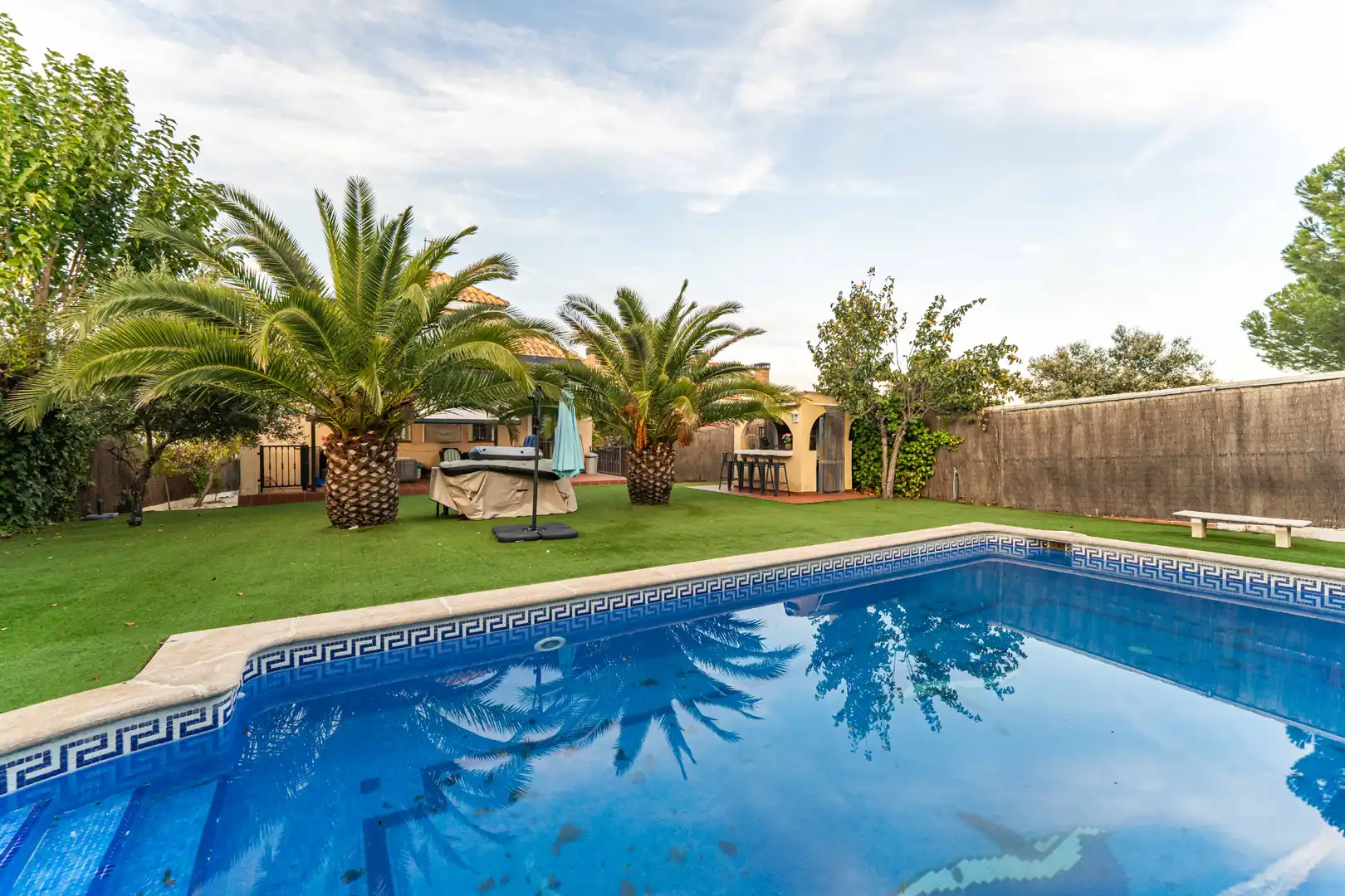Piscina de Casa o xalet en venda en Sevilla la Nueva amb Aire condicionat, Calefacció i Jardí privat