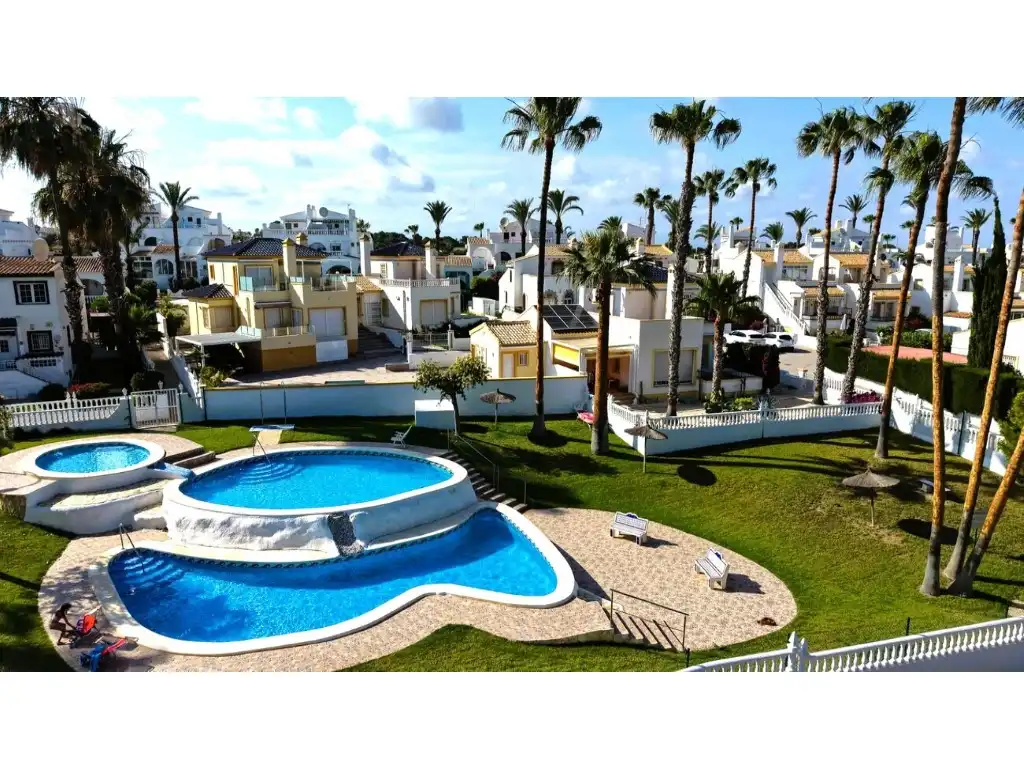 Vista exterior de Casa adosada en venda en Orihuela amb Aire condicionat, Jardí privat i Moblat
