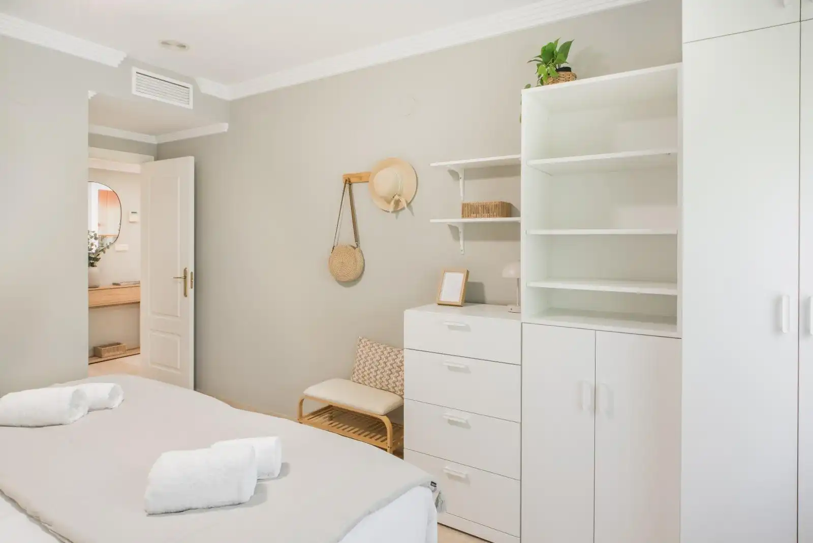 Bedroom of Flat for sale in Marbella  with Air Conditioner, Terrace and Furnished