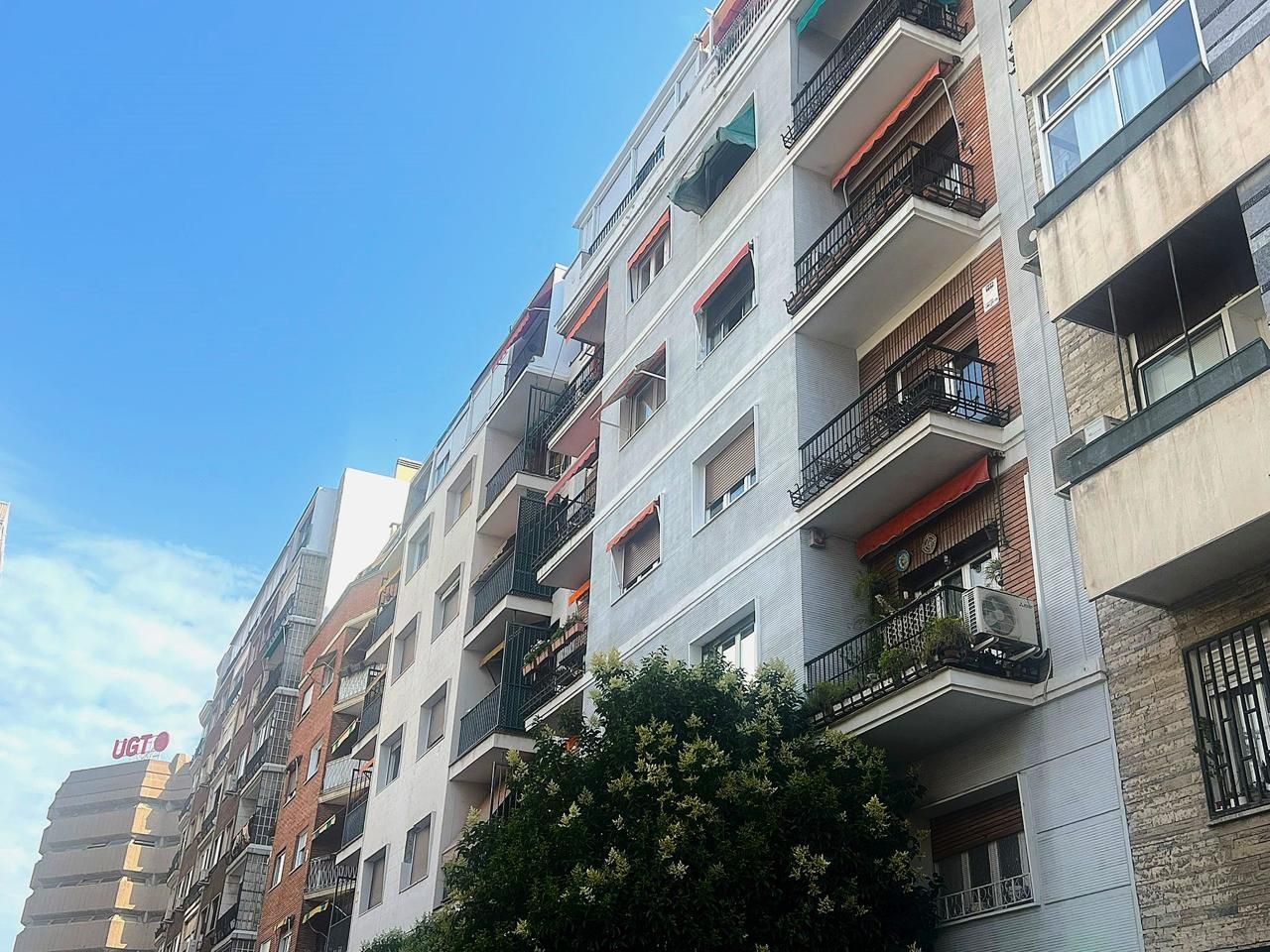 Vista exterior de Pis en venda en  Madrid Capital amb Calefacció, Parquet i Terrassa