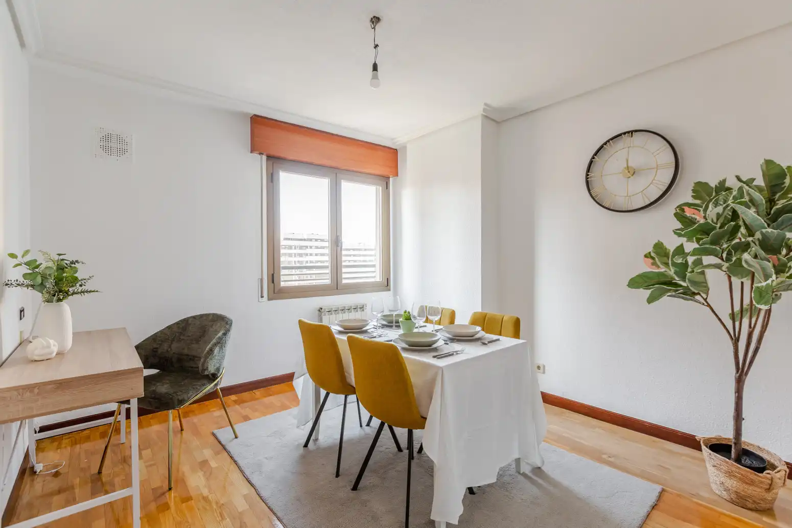 Comedor de Piso en venta en  Pamplona / Iruña con Calefacción, Parquet y Trastero