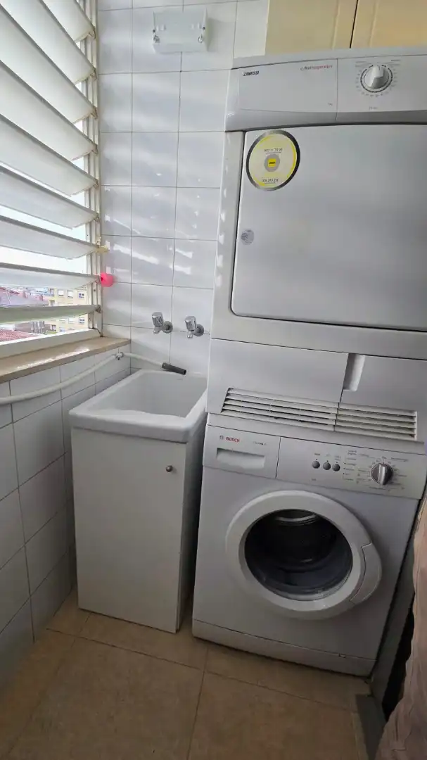 Bany de Àtic de lloguer en Girona amb Calefacció, Terrassa i Moblat