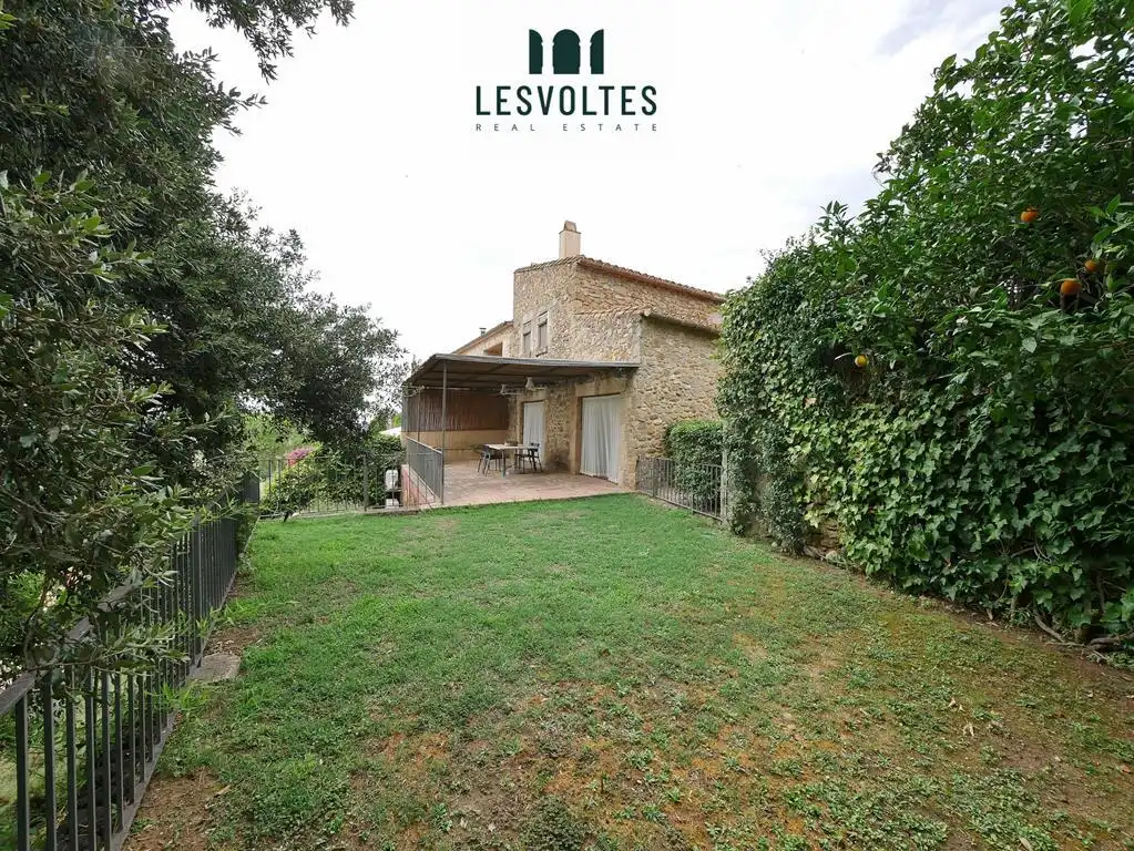 Vista exterior de Finca rústica en venda en La Bisbal d'Empordà amb Aire condicionat, Calefacció i Jardí privat