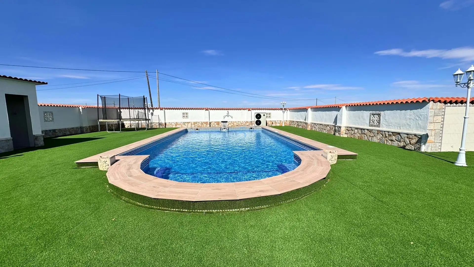 Esta impresionante villa, ubicada en un generoso terreno de 13000m, ofrece una lujosa combinación de vida moderna y encanto al air, imatge 2